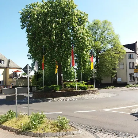 Um Ecke *